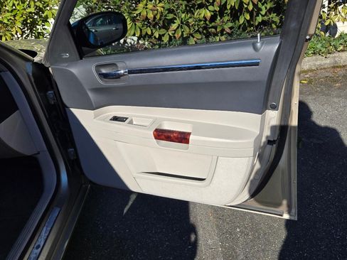 Used 2006 Chrysler 300 C w/ Navigation & Sound Group II image 16