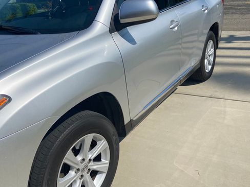 Used 2013 Toyota Highlander Plus FWD image 2