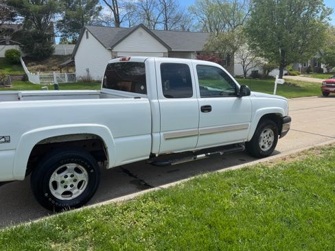 Used 2004 Chevrolet Silverado 1500 4x4 Extended Cab w/ Light Duty Power Package image 2