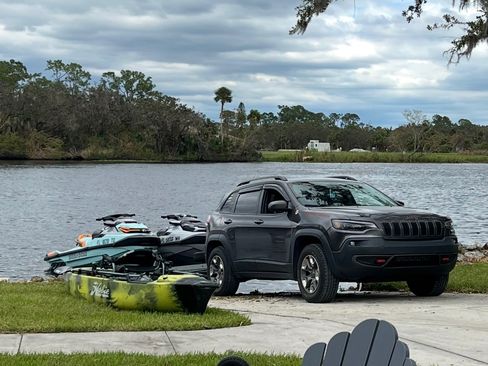 Used 2019 Jeep Cherokee Trailhawk image 4