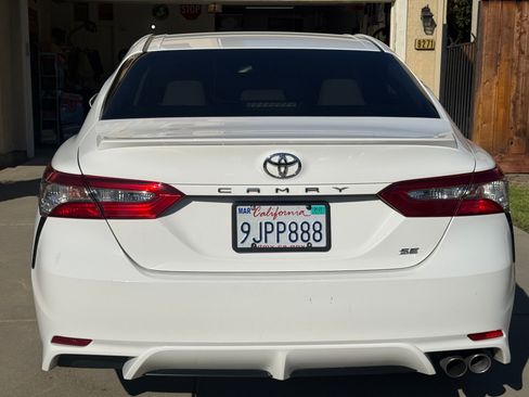 Used 2018 Toyota Camry SE w/ Moonroof Package FWD image 6