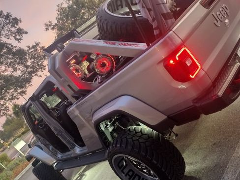 Used 2020 Jeep Gladiator Overland image 1