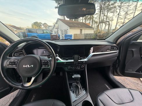 Used 2022 Kia Niro EX Premium FWD image 11