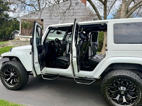 Used 2013 Jeep Wrangler Unlimited Sahara w/ Connectivity Group image 10