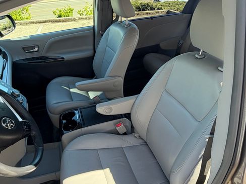 Used 2018 Toyota Sienna XLE Premium FWD image 12