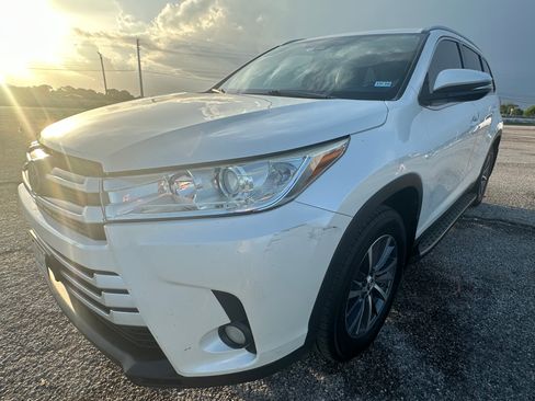 Used 2019 Toyota Highlander XLE FWD image 4