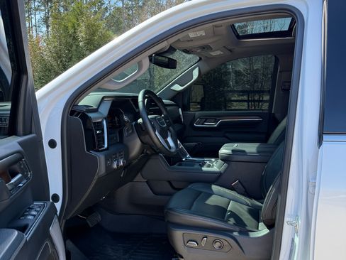 Used 2024 GMC Sierra 3500 Denali image 4