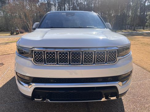 Used 2022 Jeep Grand Wagoneer Series III w/ Rear Seat Video Group 1 image 6