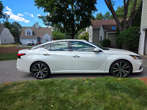 Used 2019 Nissan Altima 2.0 Platinum FWD image 4