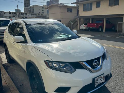 Used 2016 Nissan Rogue S image 2
