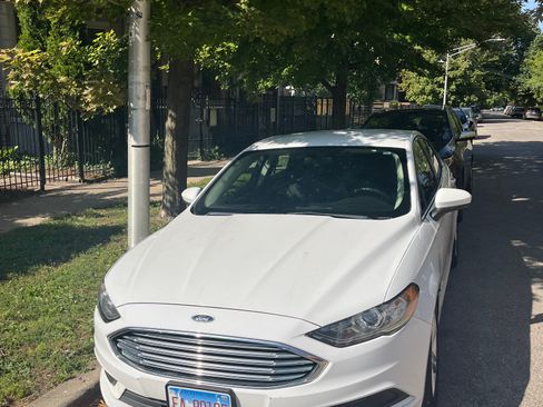 Used 2018 Ford Fusion SE image 2
