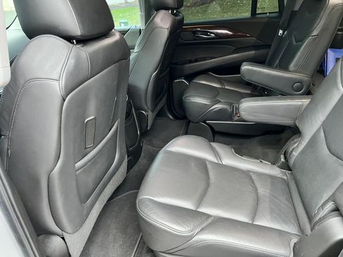 Used 2018 Cadillac Escalade Luxury image 12
