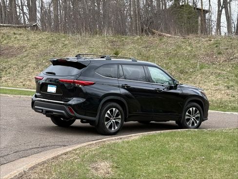 Used 2022 Toyota Highlander XLE AWD/4WD image 2