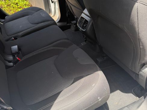 Used 2015 Jeep Cherokee Latitude FWD image 15