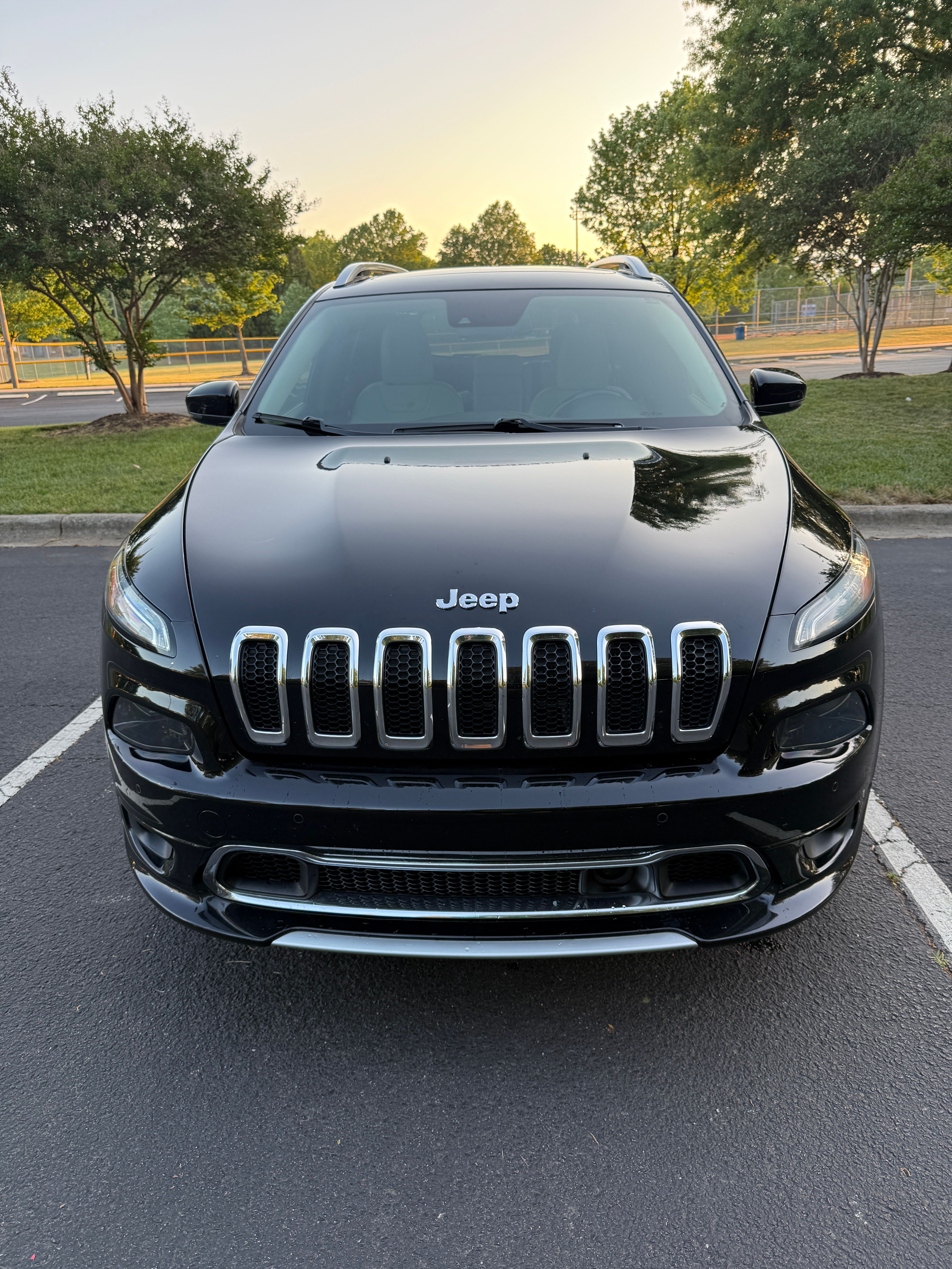 Used 2018 Jeep Cherokee Overland w/ Technology Group AWD/4WD image 4