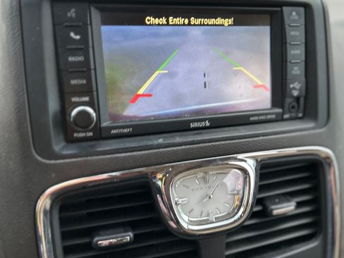Used 2012 Chrysler Town & Country Touring w/ Entertainment Group #1 FWD image 12