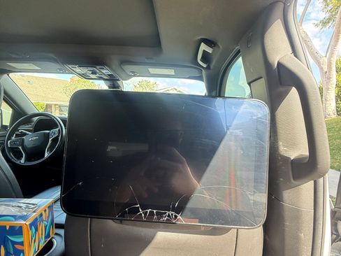 Used 2021 Chevrolet Suburban High Country w/ Premium Package image 10