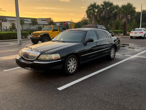 Used 2011 Lincoln Town Car Signature Limited RWD image 1