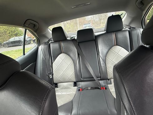 Used 2018 Toyota Camry XLE image 6