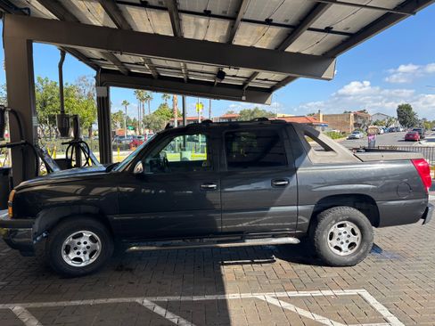 Used 2006 Chevrolet Avalanche LS w/ Sun And Sound Package image 2