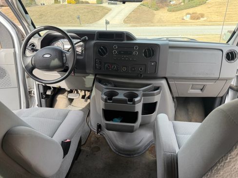 Used 2011 Ford E-350 and Econoline 350 XLT image 6