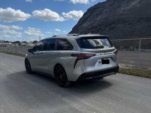 Used 2022 Toyota Sienna Platinum image 2