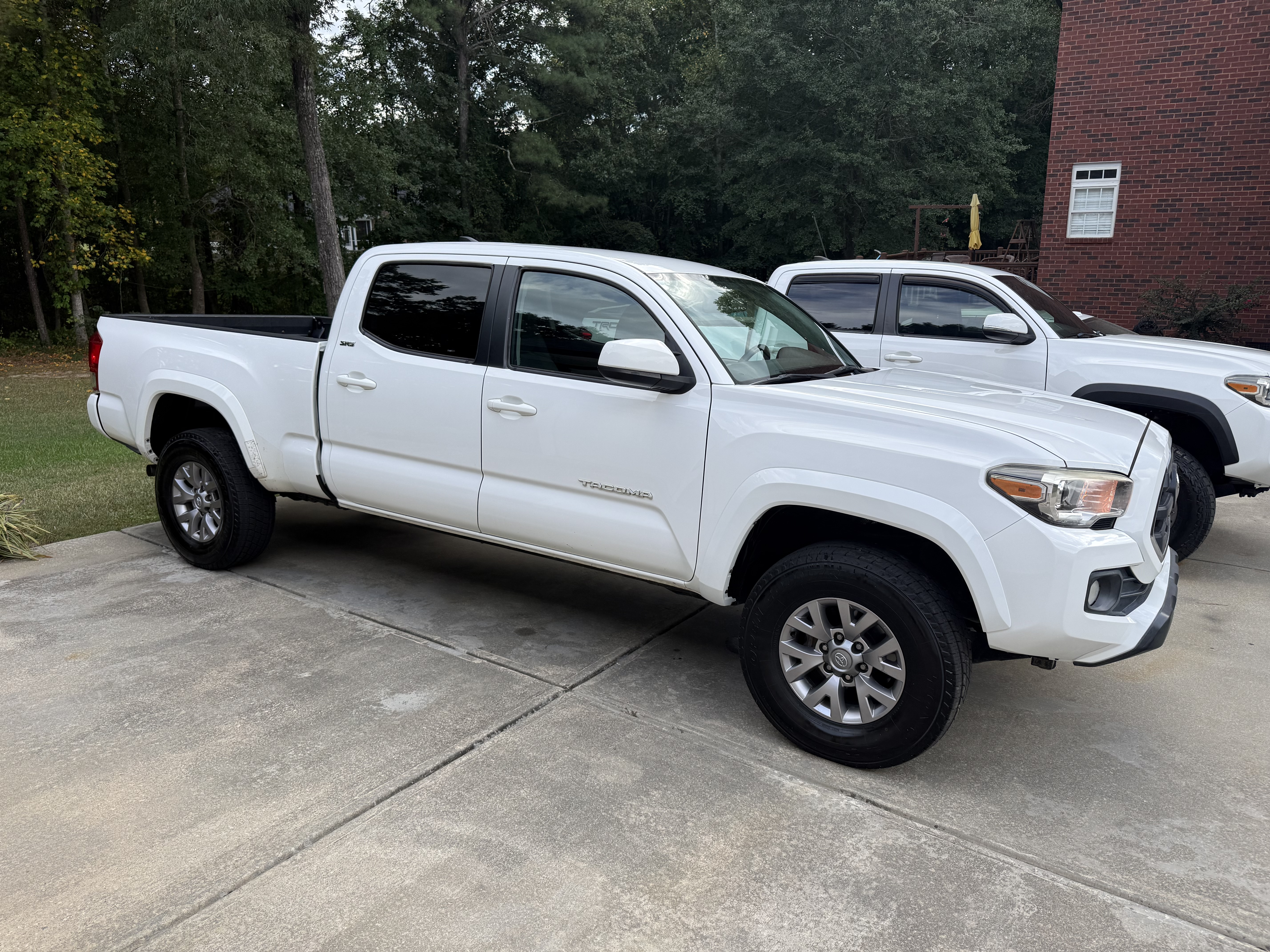 Used 2017 Toyota Tacoma TRD Sport AWD/4WD image 4