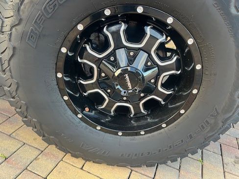 Used 2005 HUMMER H2 w/ Preferred Equipment Group image 6