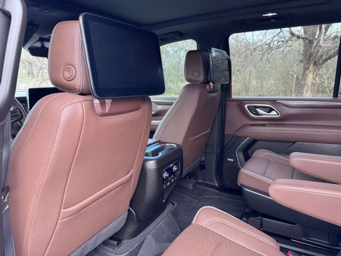 Used 2024 Chevrolet Suburban High Country w/ Advanced Technology Package image 18