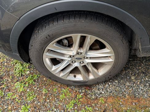 Used 2016 Ford Explorer XLT w/ Equipment Group 202A image 5