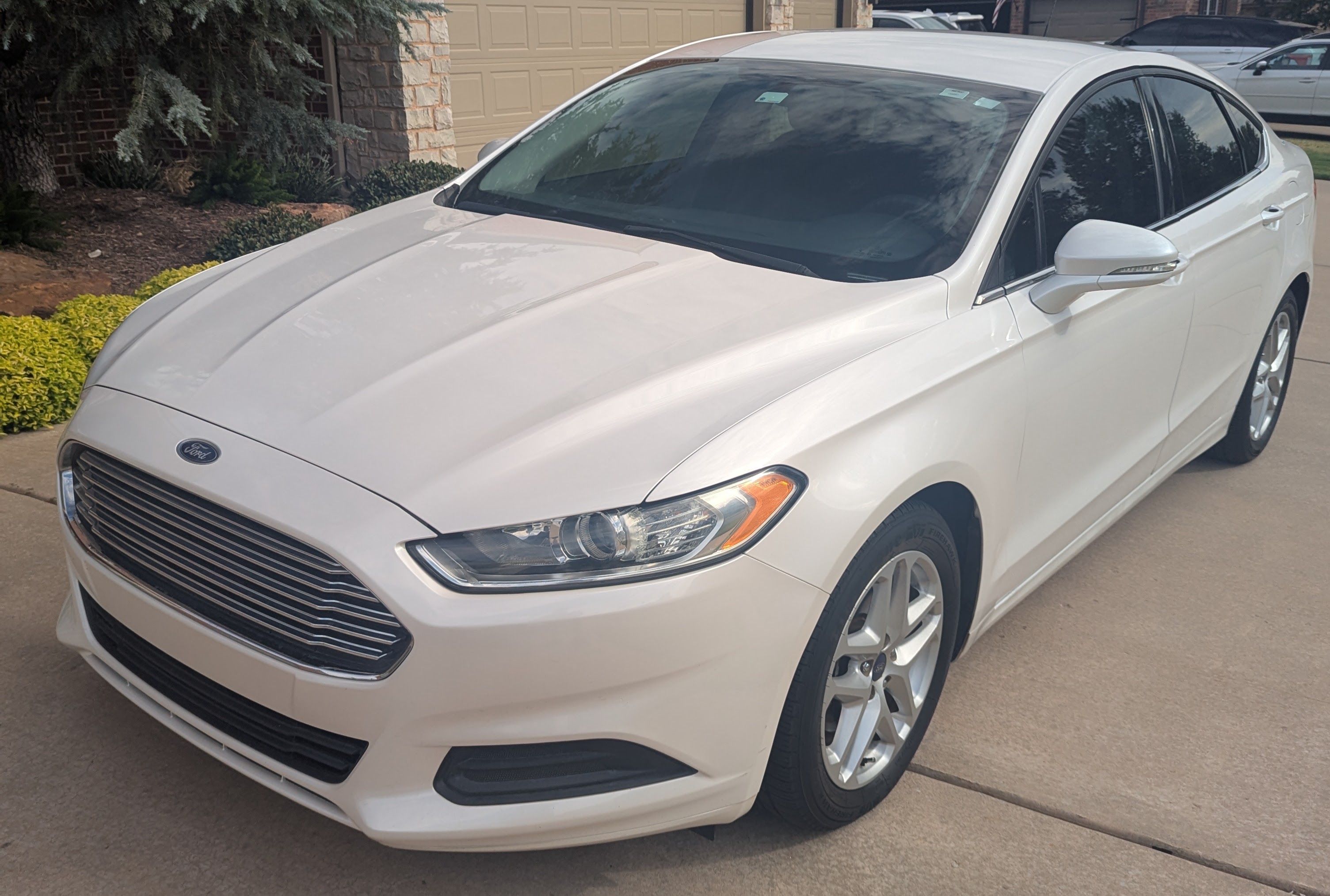 Used 2016 Ford Fusion SE FWD image 1