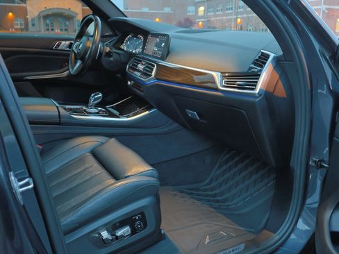 Used 2019 BMW X5 xDrive50i w/ M Sport Package image 11