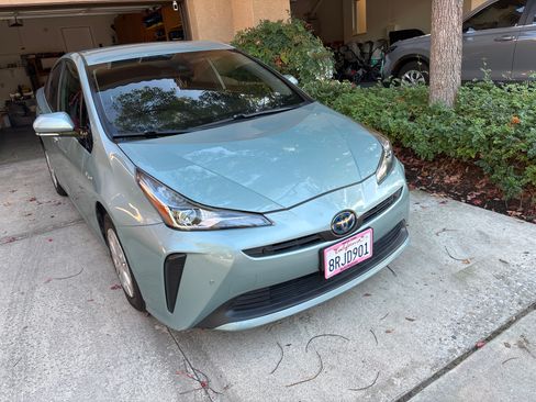 Used 2020 Toyota Prius LE image 1