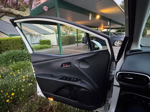 Used 2019 Toyota Prius XLE w/ Premium Convenience Package image 9