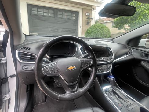 Used 2018 Chevrolet Volt Premier w/ Driver Confidence Package FWD image 13