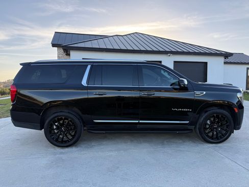 Used 2022 GMC Yukon XL SLT w/ SLT Luxury Package image 1