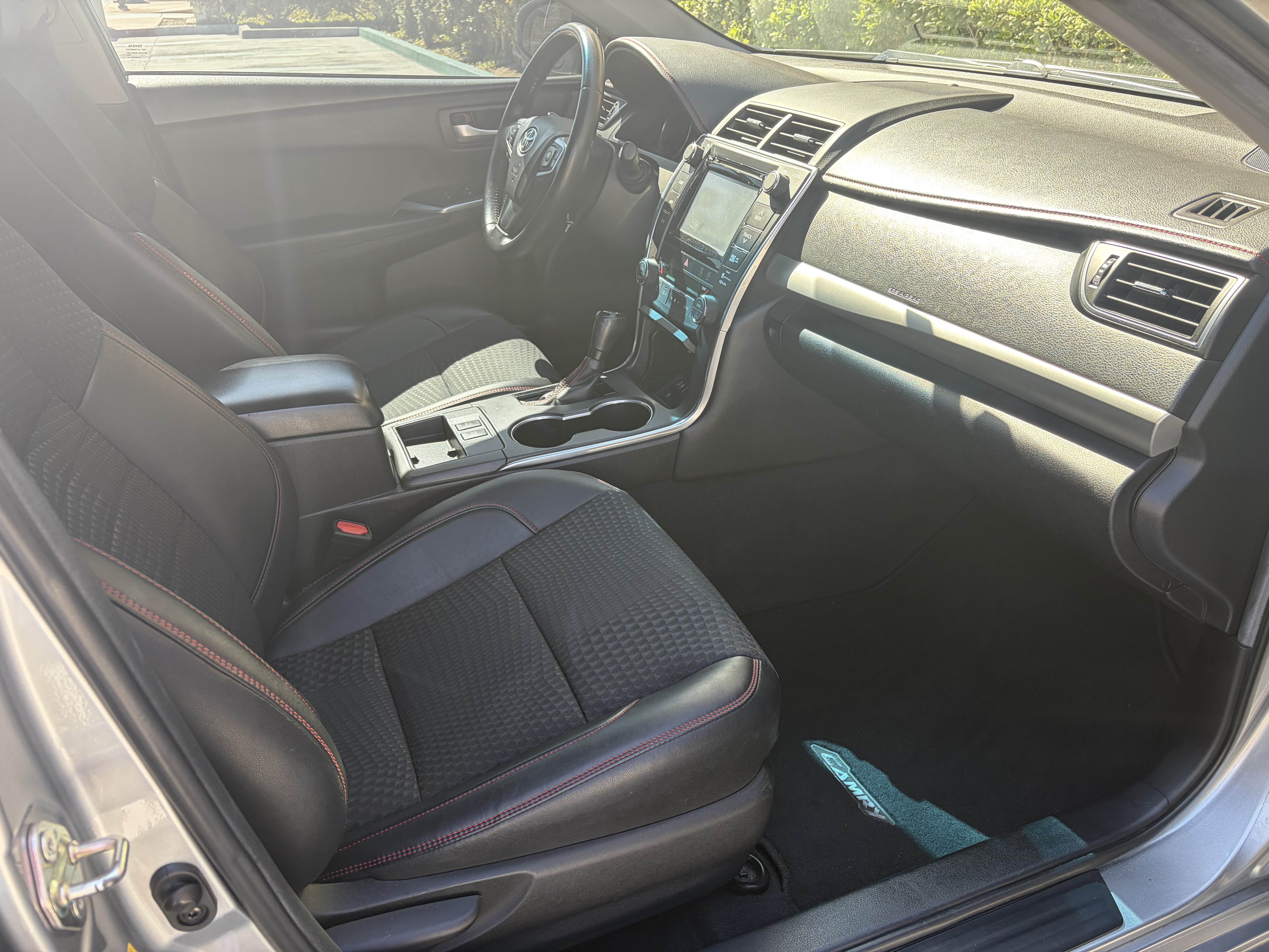 Used 2015 Toyota Camry SE w/ Moonroof Package FWD image 18