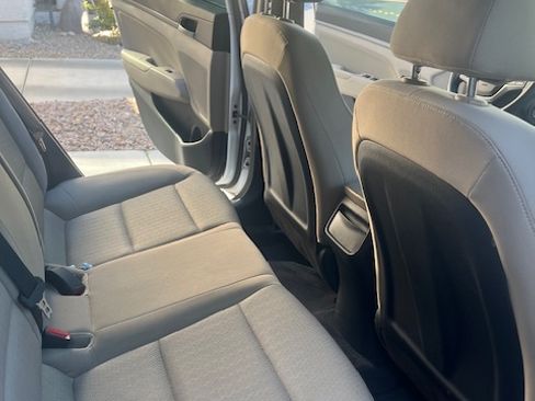 Used 2017 Hyundai Elantra SE image 17