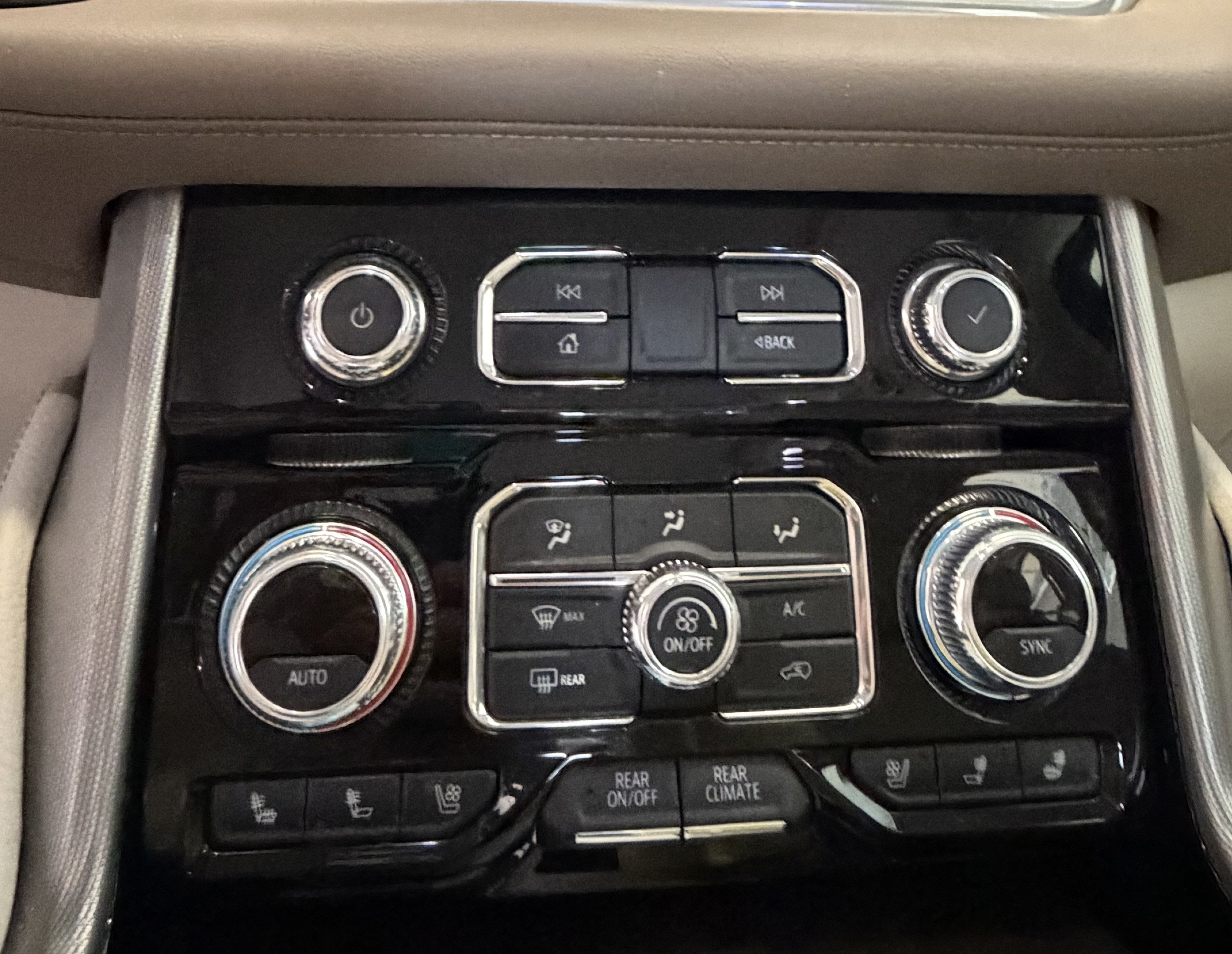 Used 2021 GMC Yukon Denali w/ Denali Premium Package AWD/4WD image 13