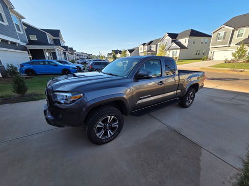 Used 2016 Toyota Tacoma TRD Sport w/ Towing Package image 5
