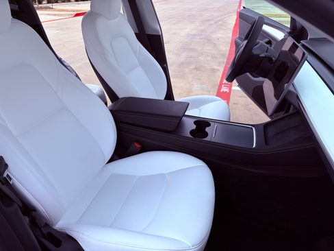 Used 2024 Tesla Model Y Performance image 18