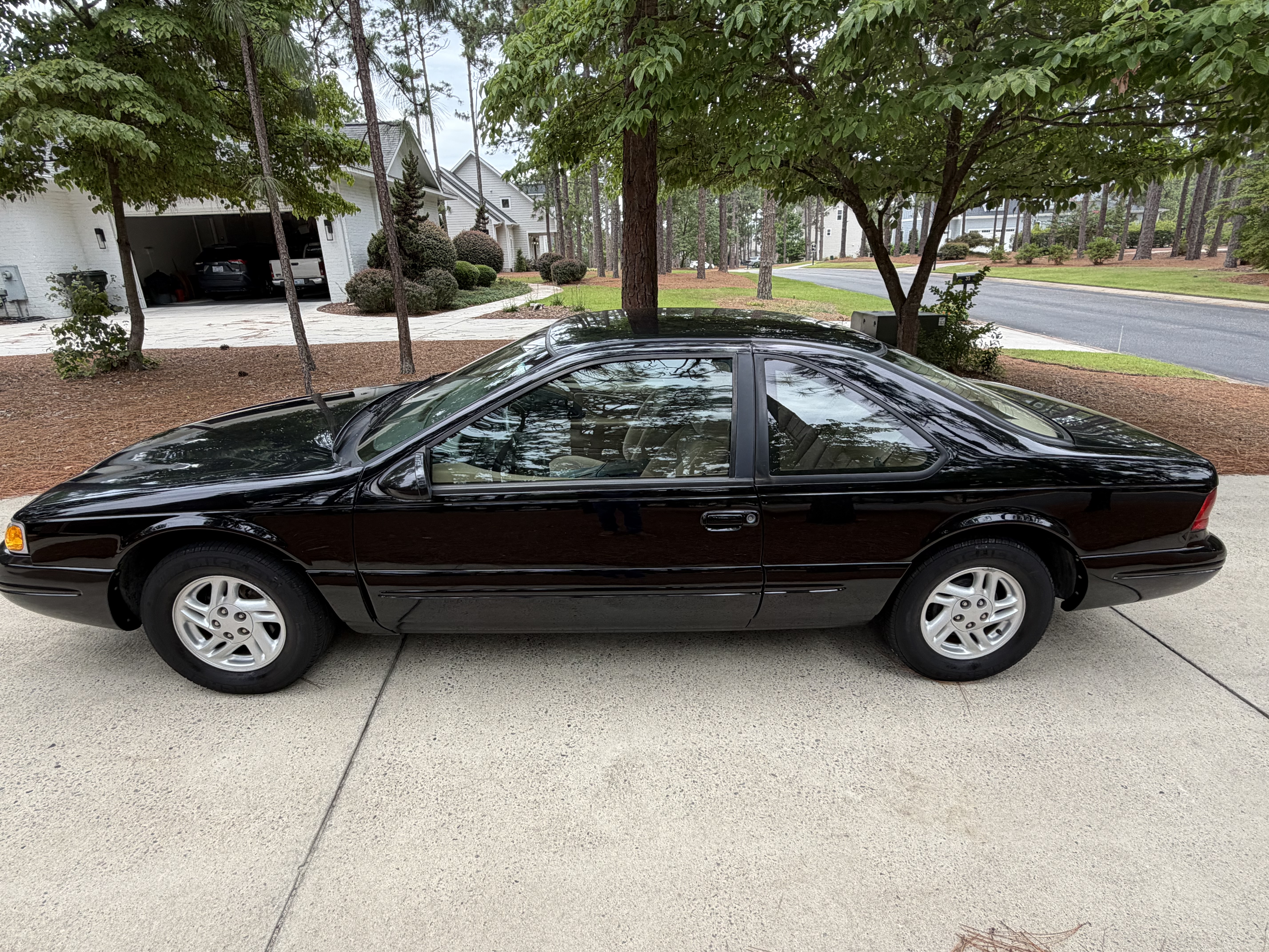 Used 1996 Ford Thunderbird LX RWD image 1