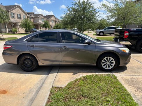 Used 2015 Toyota Camry LE image 1