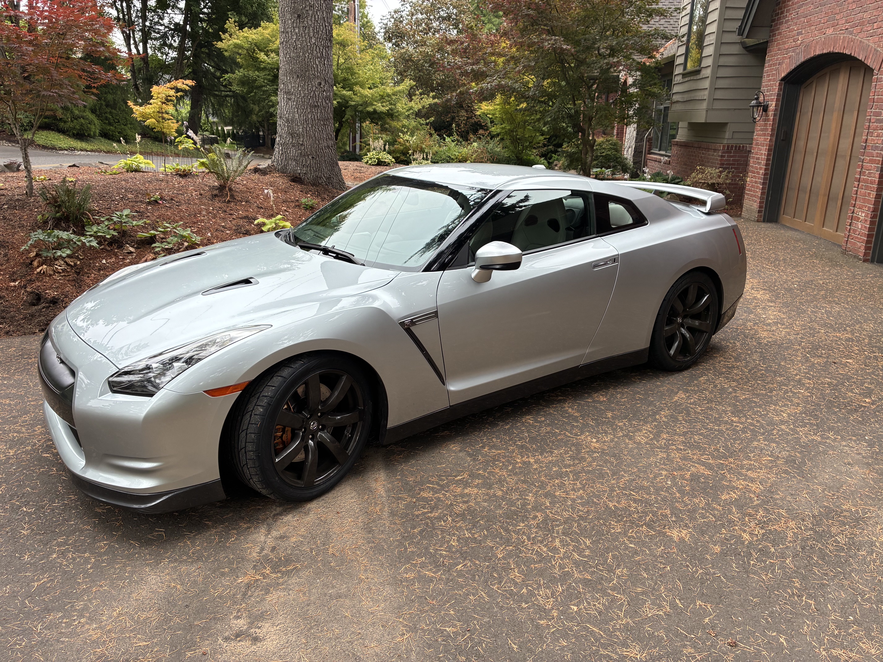 Used 2010 Nissan GT-R Premium AWD/4WD image 3