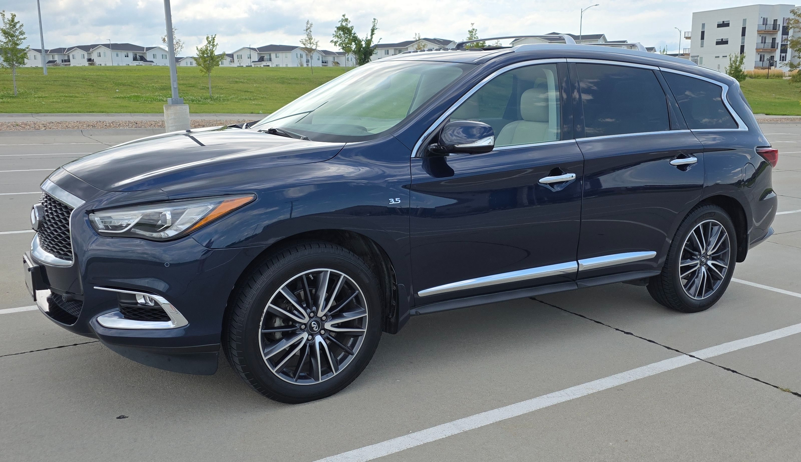 Used 2017 INFINITI QX60 Luxe w/ Deluxe Technology Package AWD/4WD image 1