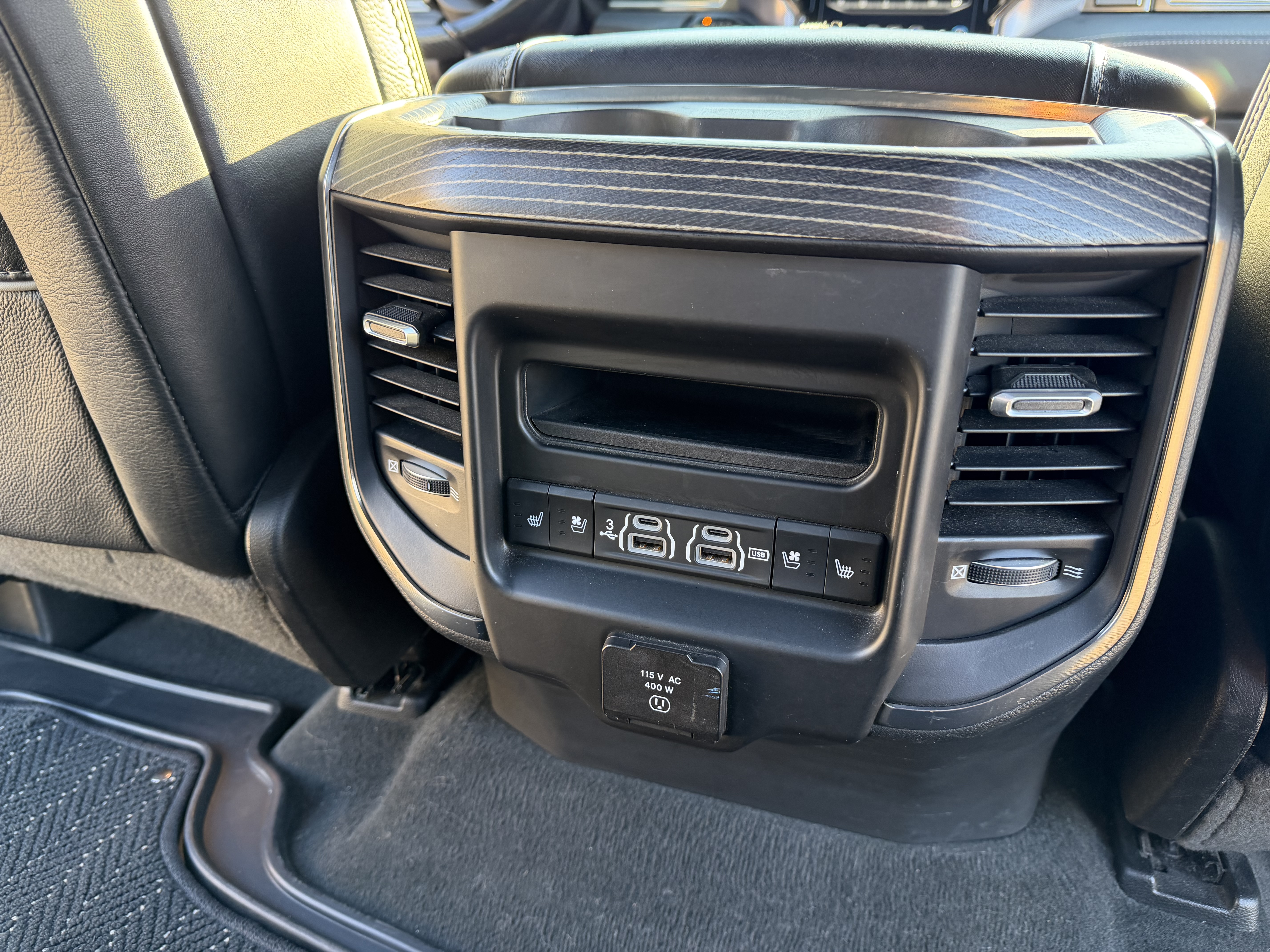 Used 2020 RAM 1500 Limited w/ Black Appearance Package AWD/4WD image 2
