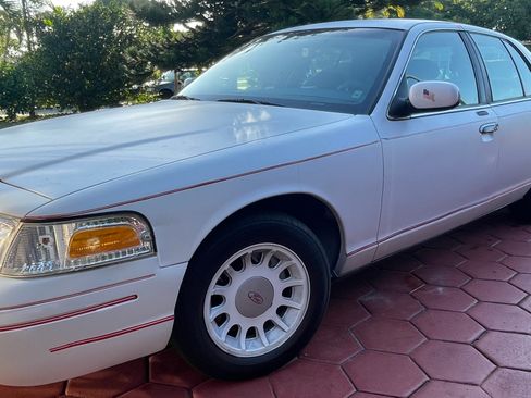 Used 2002 Ford Crown Victoria LX image 1