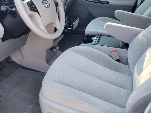 Used 2013 Toyota Sienna LE image 6