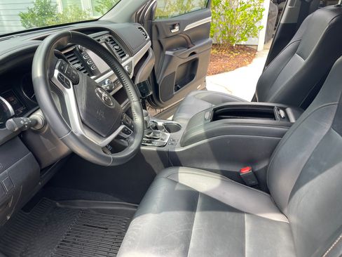 Used 2019 Toyota Highlander XLE image 10