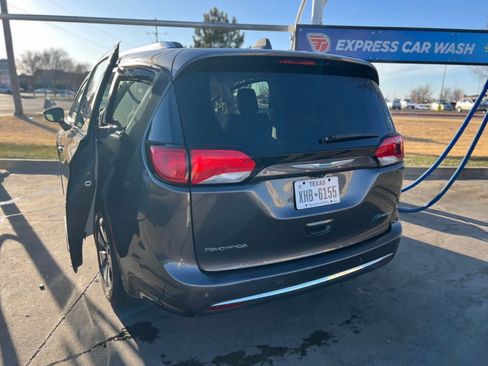 Used 2018 Chrysler Pacifica Limited w/ Advanced Safetytec Group FWD image 11
